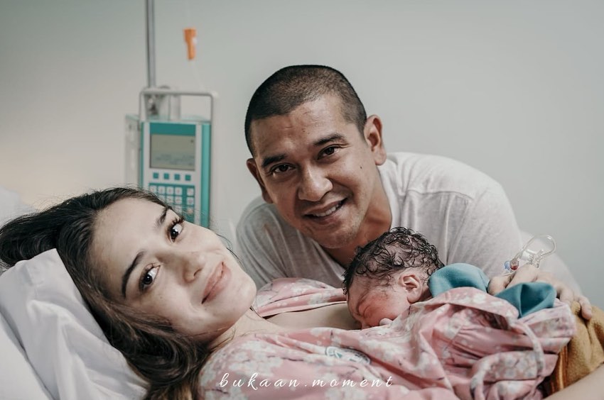 10 Potret kelahiran anak kedua Yasmine Wildblood, namanya jadi sorotan