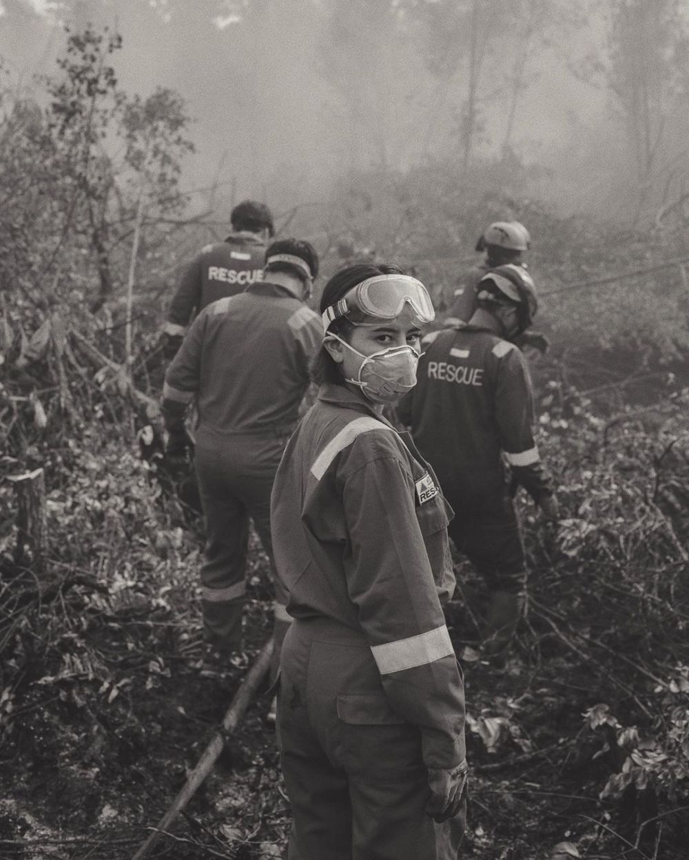 6 Potret Awkarin padamkan kebakaran hutan Kalimantan, tuai pujian