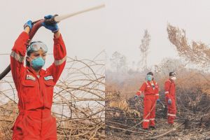 6 Potret Awkarin padamkan kebakaran hutan Kalimantan, tuai pujian