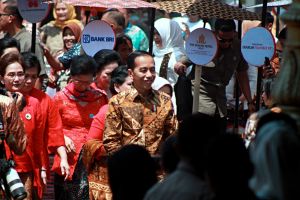 Presiden Jokowi ajak anak muda menyintai dan memanggungkan batik