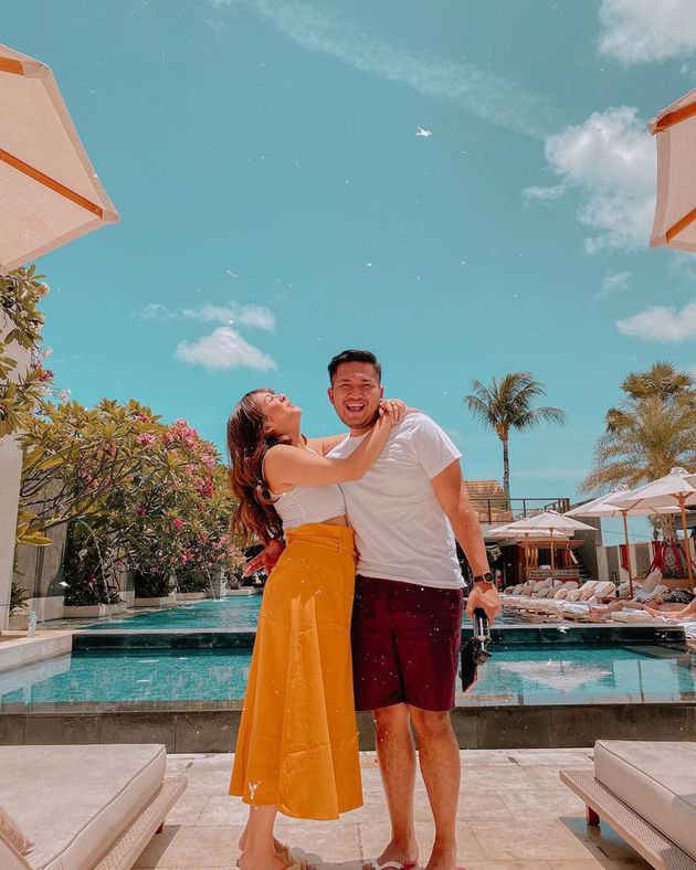 7 Potret liburan Kesha Ratuliu & pacar di Bali, mesra bak prewed