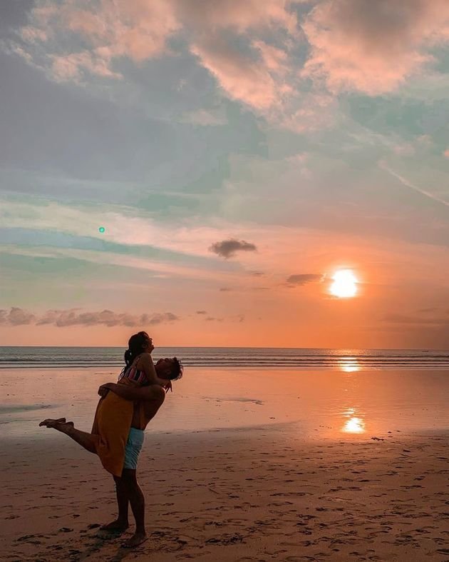 7 Potret liburan Kesha Ratuliu & pacar di Bali, mesra bak prewed