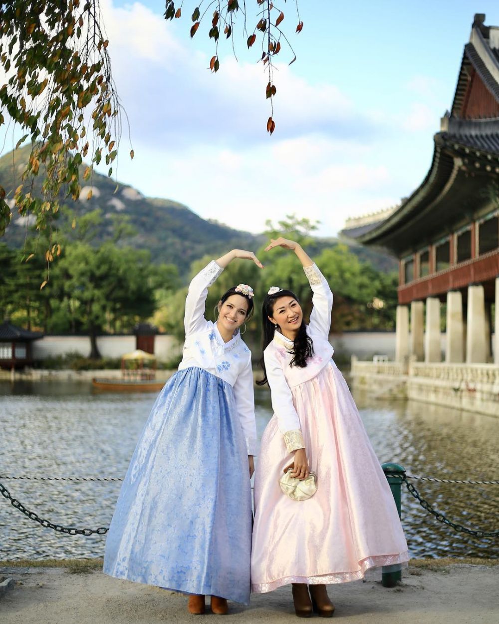 11 Momen kompak Nia Ramadhani & Theresa Wienathan, bak saudara