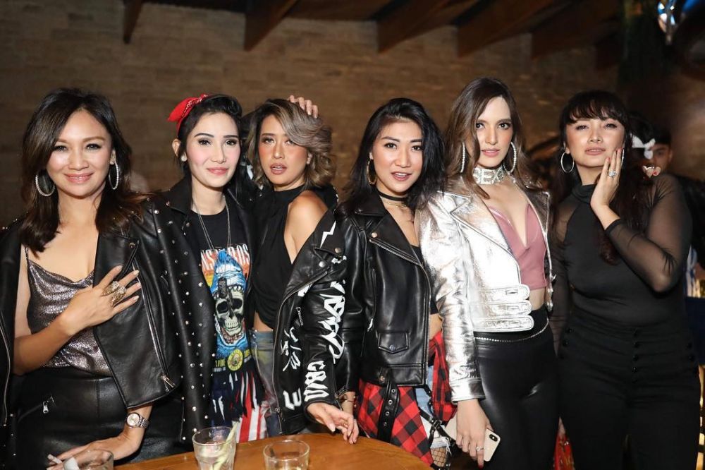 11 Momen kompak Nia Ramadhani & Theresa Wienathan, bak saudara