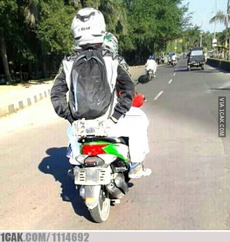 10 Potret kerja sama pengendara motor di jalan raya ini absurd abis