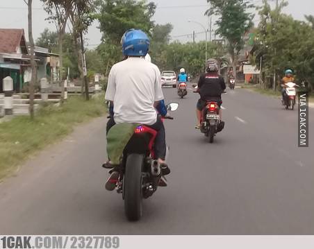 10 Potret kerja sama pengendara motor di jalan raya ini absurd abis