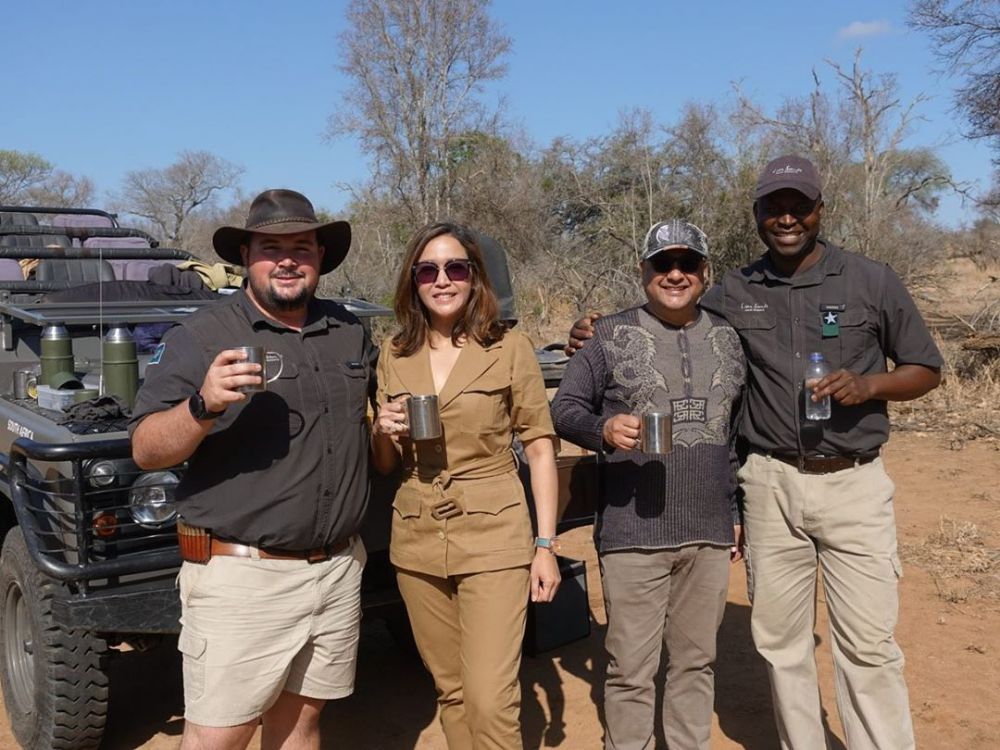 11 Potret liburan Maia Estianty di Afrika, gayanya curi perhatian