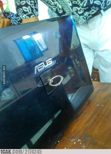 10 Aksesori absurd di laptop ini bikin nyengir