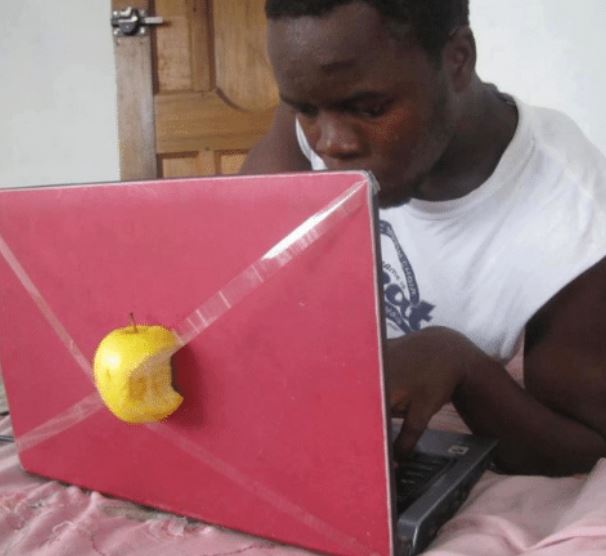 10 Aksesori absurd di laptop ini bikin nyengir