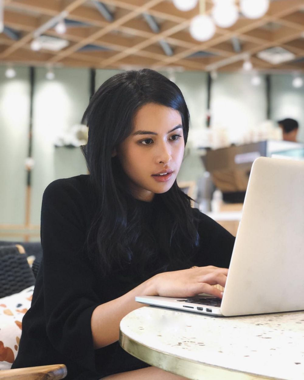 Filmnya segera tayang, ini 10 kemiripan Maudy Ayunda dan Ainun muda