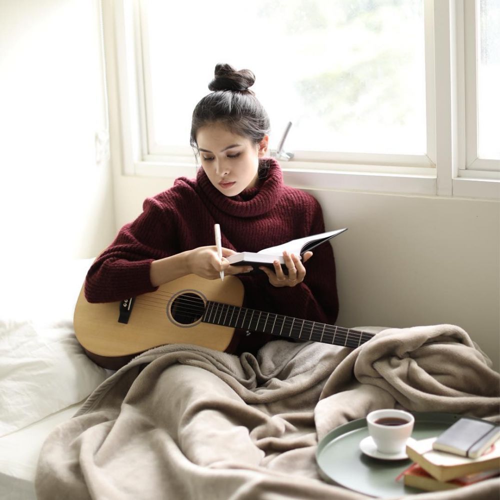 Filmnya segera tayang, ini 10 kemiripan Maudy Ayunda dan Ainun muda