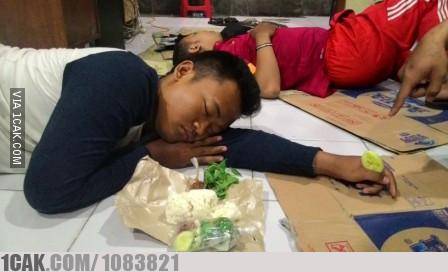 10 Potret lucu 'akibat terlalu ngantuk' ini bikin pengen ketawa