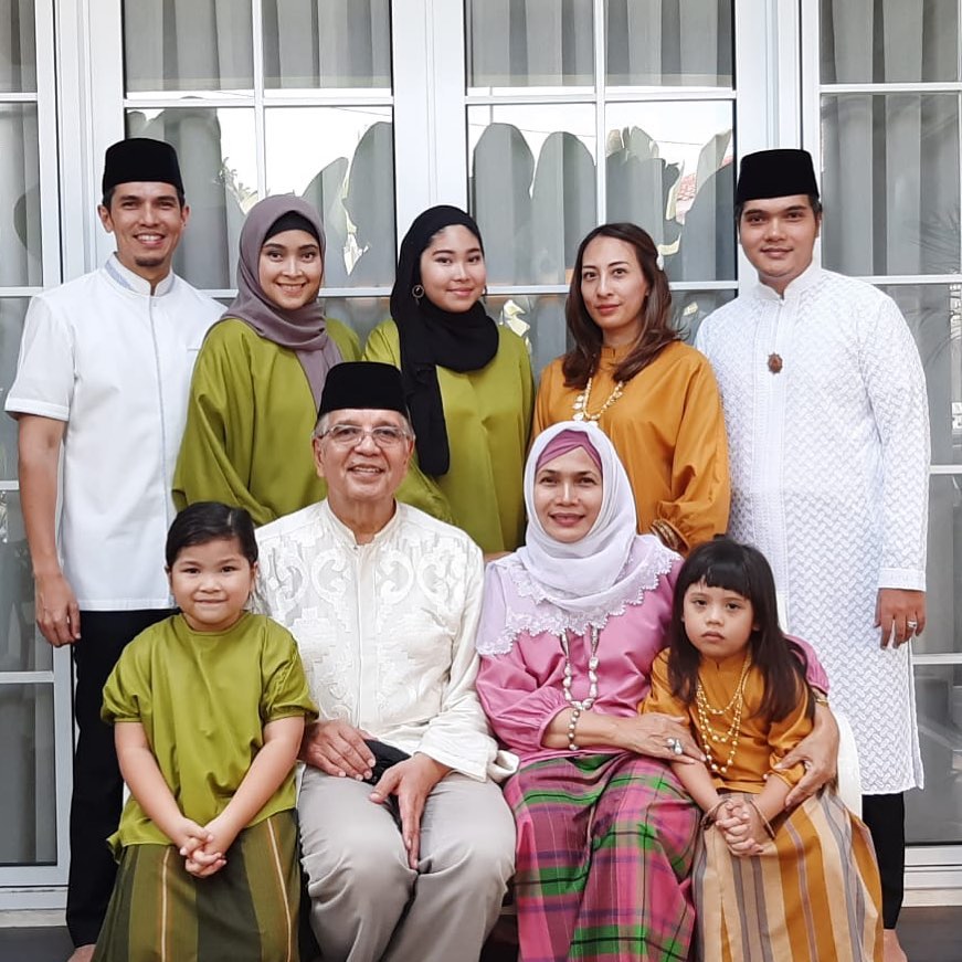18 tahun menikah, ini 10 potret harmonis keluarga Adrian Maulana