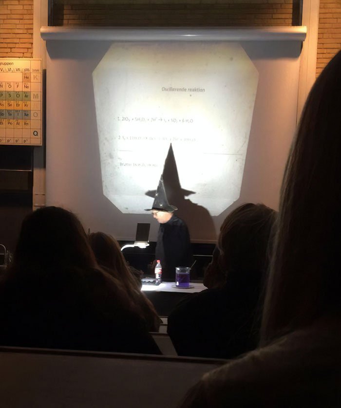 10 Tingkah nyeleneh guru saat mengajar di kelas, bikin tepuk jidat