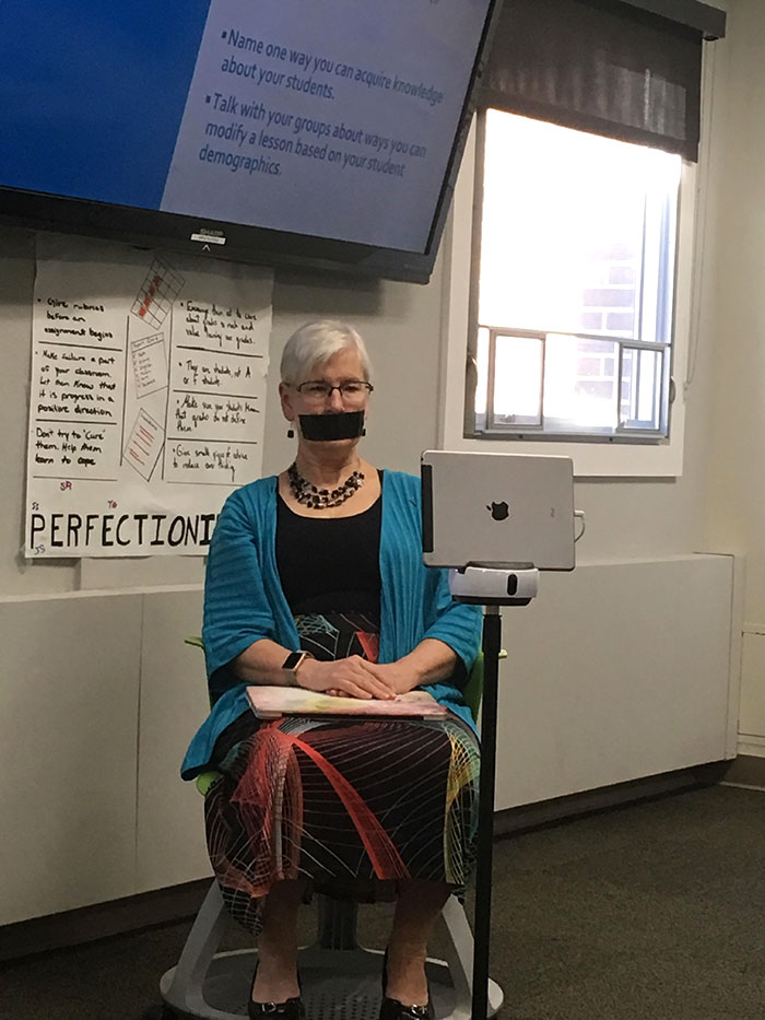 10 Tingkah nyeleneh guru saat mengajar di kelas, bikin tepuk jidat