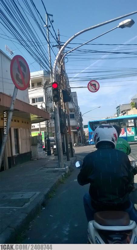 10 Momen lucu orang serba salah di tempat umum ini bikin cekikikan