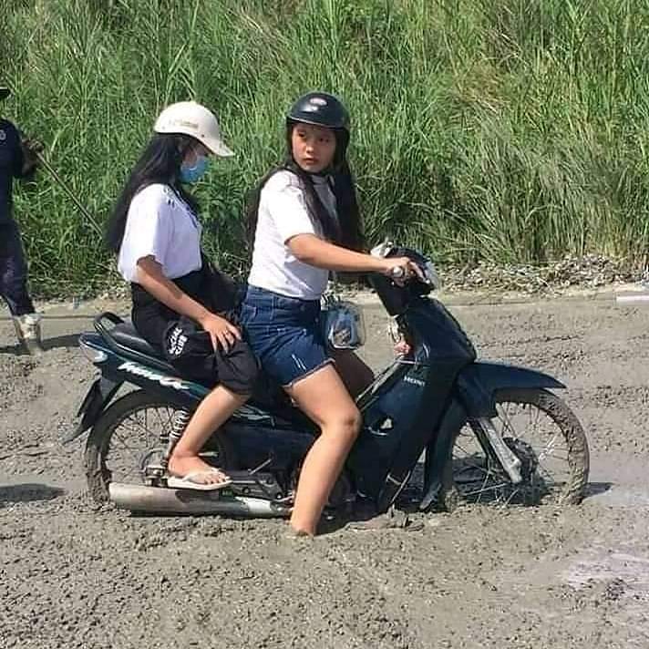 10 Momen lucu orang serba salah di tempat umum ini bikin cekikikan