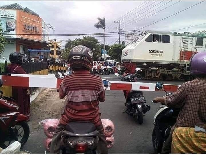 10 Momen lucu orang serba salah di tempat umum ini bikin cekikikan