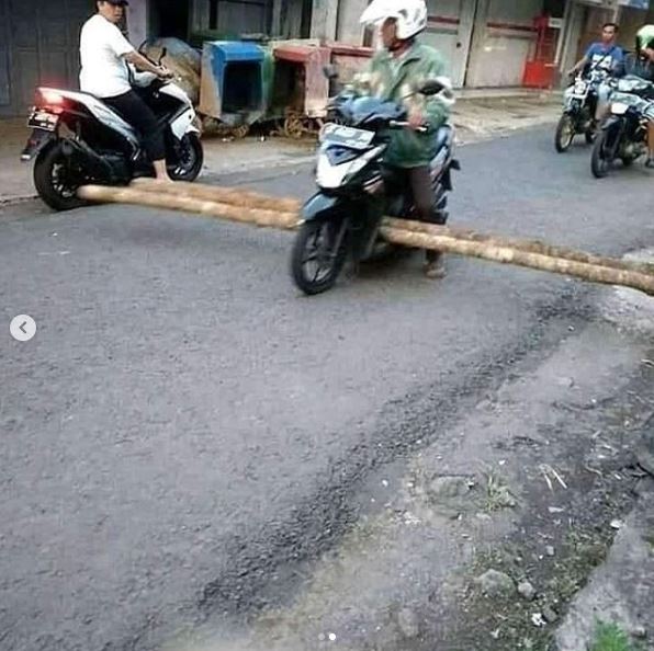 10 Momen lucu orang serba salah di tempat umum ini bikin cekikikan