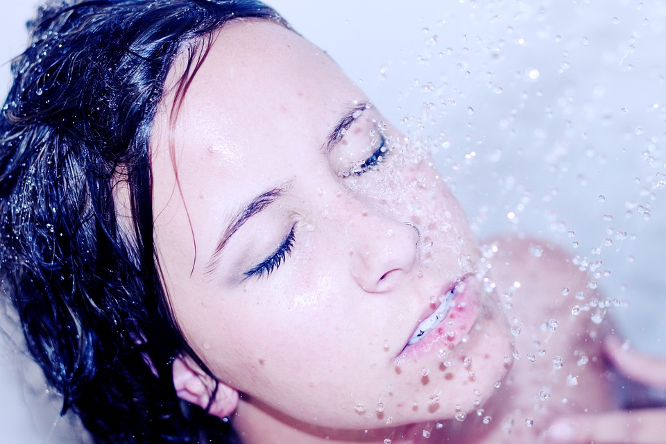 24 Cara mengatasi kulit wajah berminyak secara alami dan ampuh