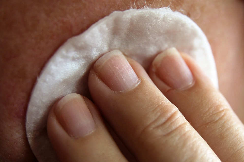 24 Cara mengatasi kulit wajah berminyak secara alami dan ampuh