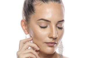 24 Cara mengatasi kulit wajah berminyak secara alami dan ampuh