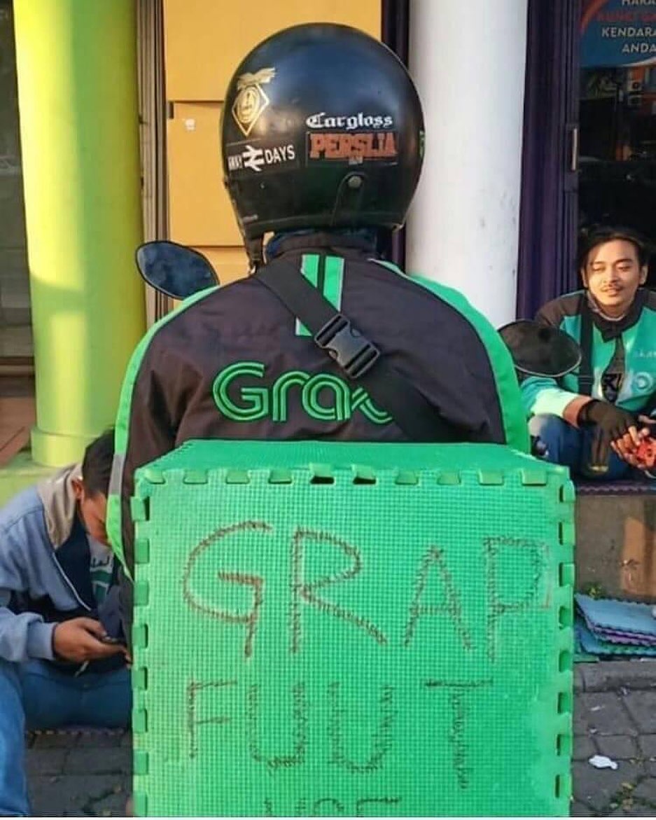 10 Cara nyeleneh driver ojek online bawa barang orderan ini kocak