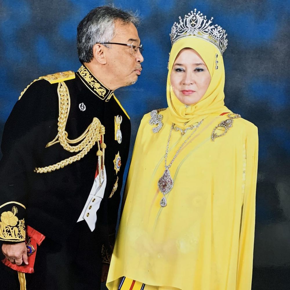 Momen Raja Malaysia ingin cium istrinya ini bikin gemas