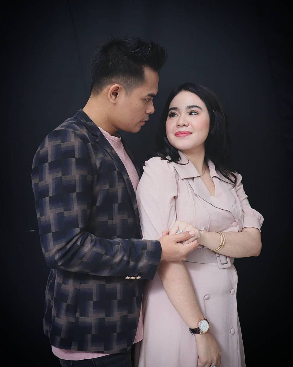 5 Pasangan seleb jebolan Dangdut Academy ini terlibat cinta lokasi