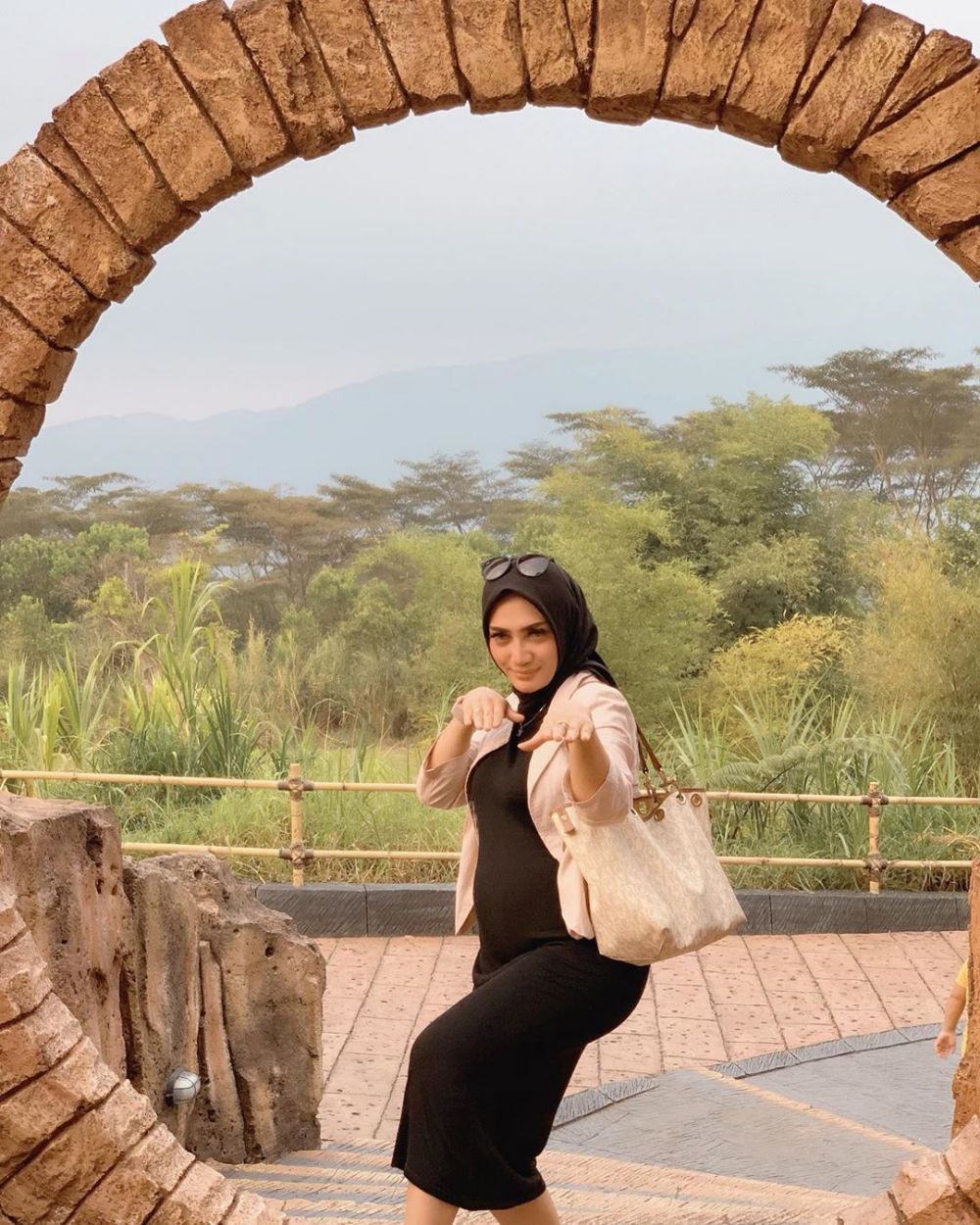 8 Potret terbaru Lita MasterChef dengan perut buncit, manglingi