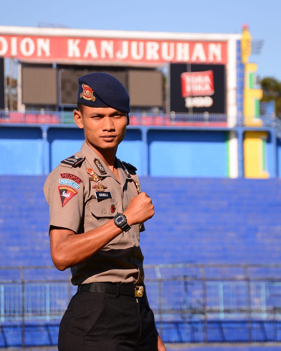 8 Pesepak bola Indonesia ini juga aktif sebagai tentara & polisi