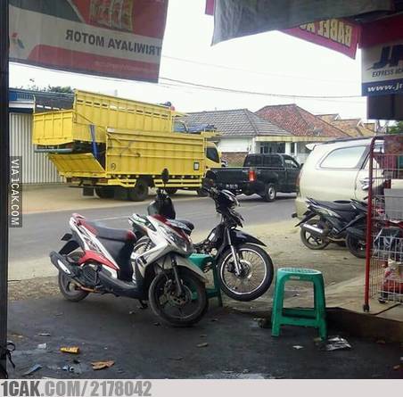 10 Momen absurd truk angkut barang ini bikin tepuk jidat