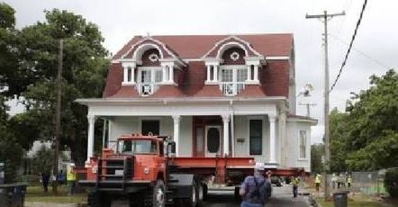 10 Momen absurd truk angkut barang ini bikin tepuk jidat