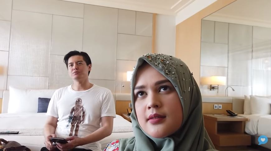 Momen mesra Cut Meyriska minta pijit Roger Danuarta ini bikin baper