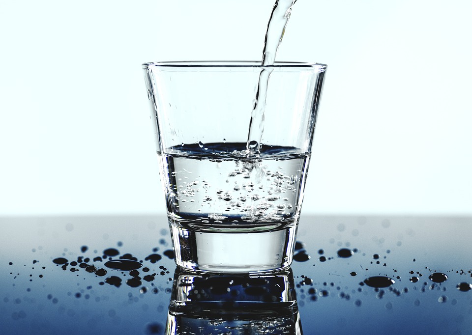  Minum air putih dingin bisa bikin gemuk? Ini faktanya