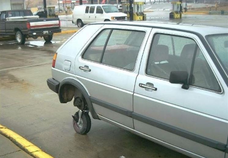 10 Life hack mengatasi mobil mogok ini bikin geleng kepala
