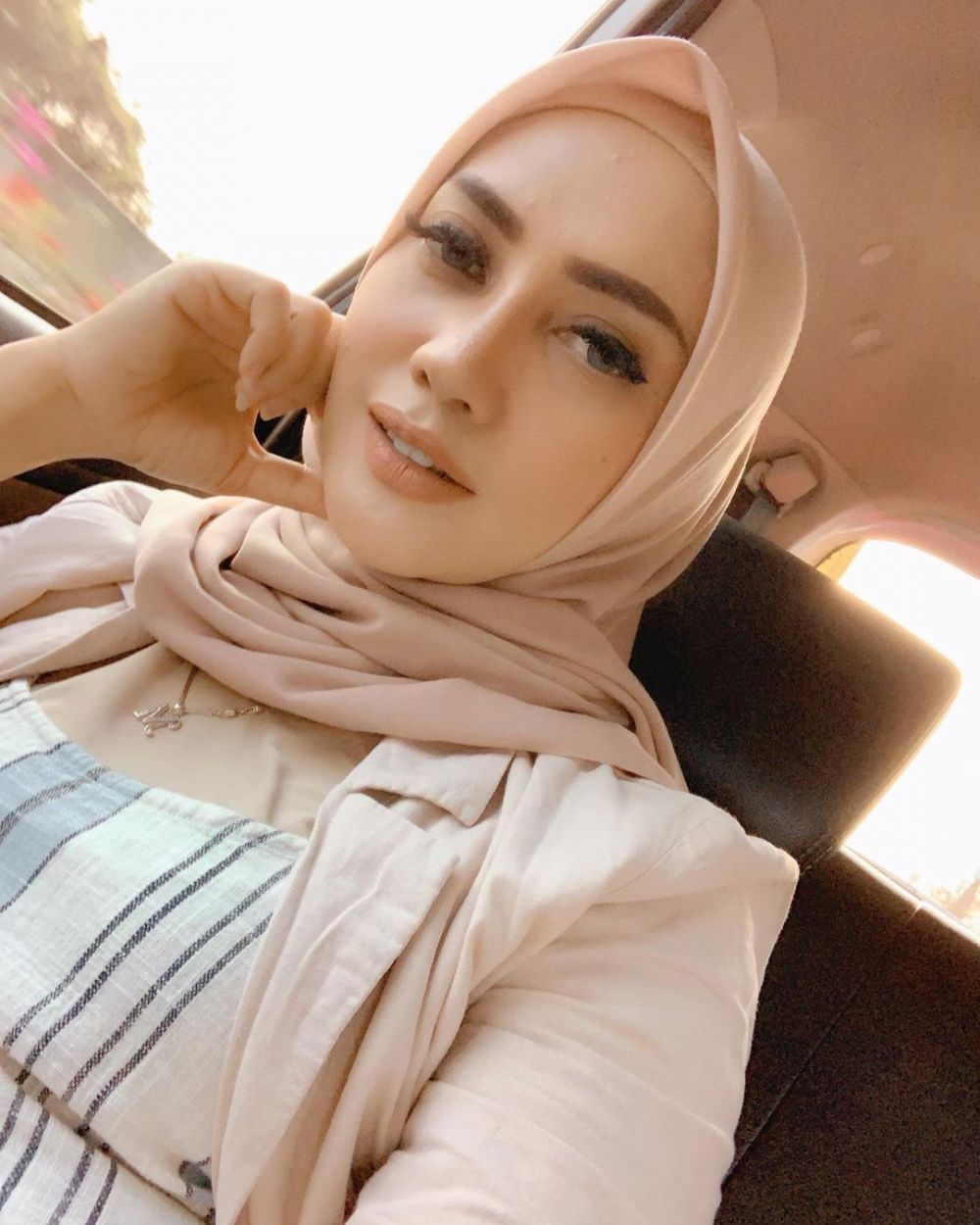 5 Potret Yulita MasterChef kenakan kalung inisial M, ada maknanya