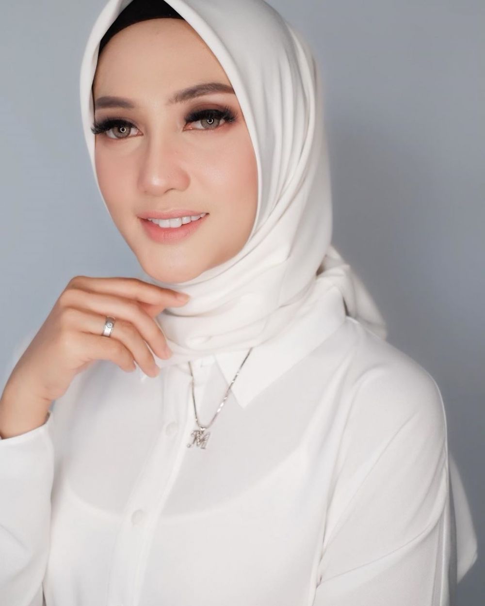 5 Potret Yulita MasterChef kenakan kalung inisial M, ada maknanya