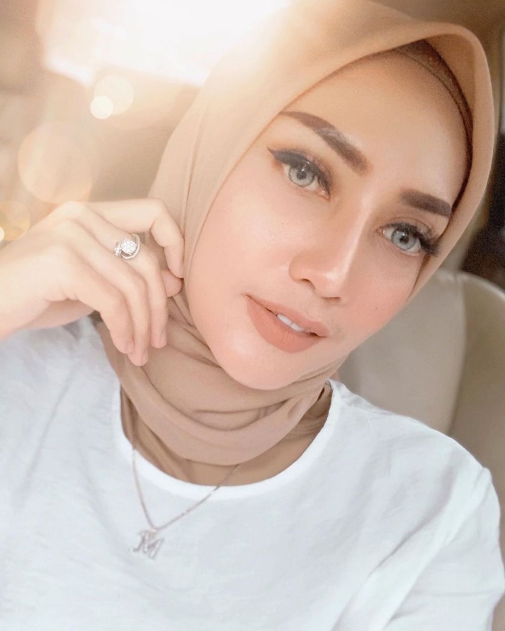 5 Potret Yulita MasterChef kenakan kalung inisial M, ada maknanya