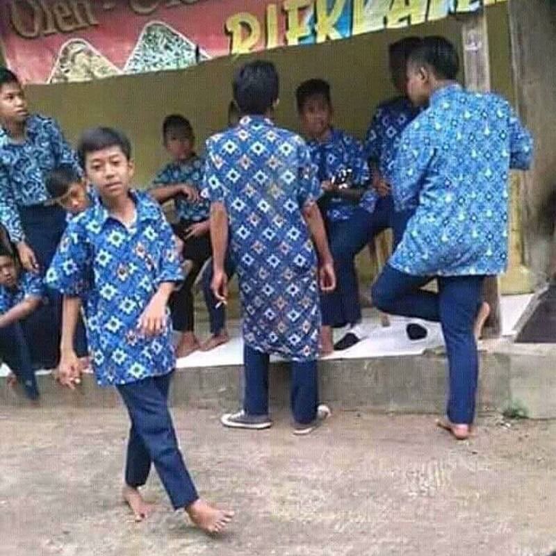 Keanehan di 10 foto cowok ini bikin lihat dua kali