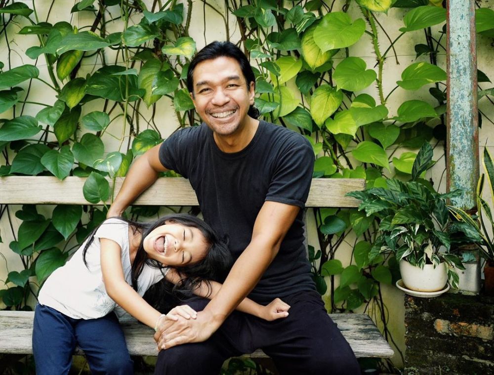 Jadi orangtua tunggal, ini 10 momen manis Dimas Djay momong anak