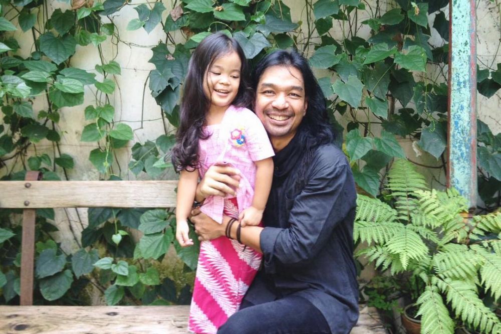 Jadi orangtua tunggal, ini 10 momen manis Dimas Djay momong anak