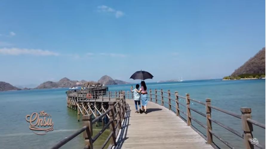 7 Potret Betrand Peto di Labuan Bajo, harga celananya fantastis