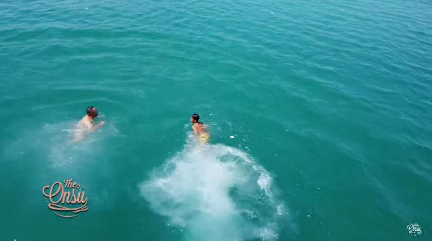 7 Potret Betrand Peto di Labuan Bajo, harga celananya fantastis