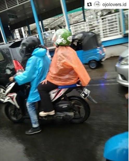 10 Momen lucu driver ojek online kehujanan, mau ketawa tapi kasihan