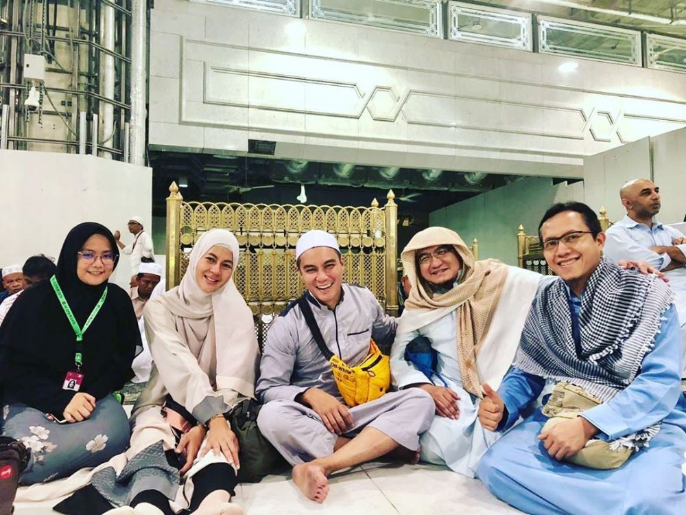 11 Momen Baim Wong dan istri saat umrah, Paula curi perhatian
