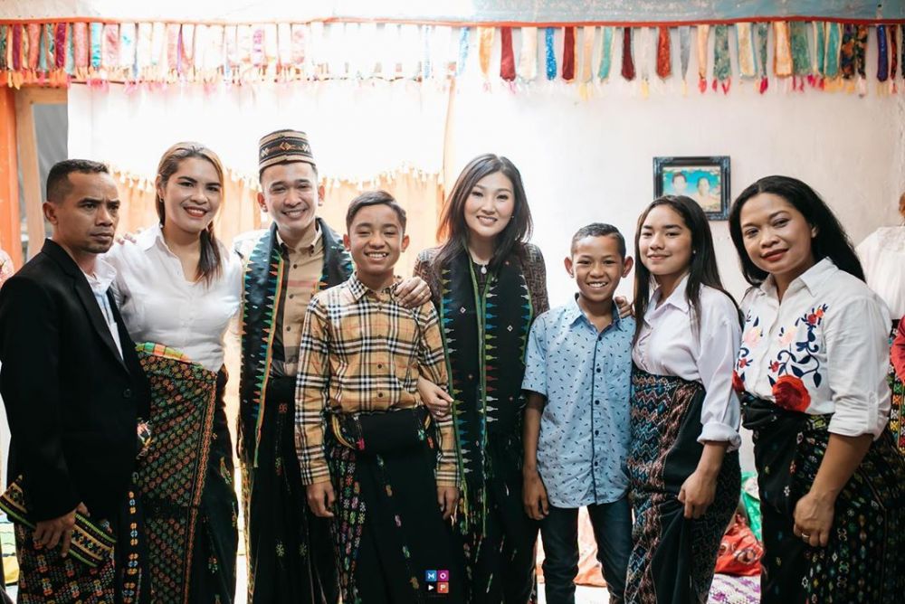 8 Momen Sarwendah bareng kakak Betrand Peto, bak anak kandung