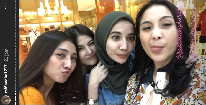 Jalan bareng, Nagita Slavina & Zaskia Sungkar tepis lagi marahan