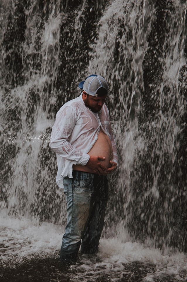 Suami foto maternity demi hibur istri yang sakit, hasilnya kocak