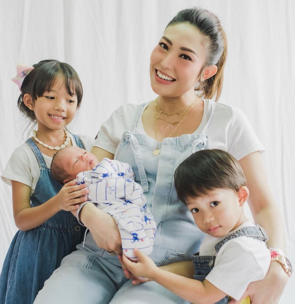 7 Momen manis Ayu Dewi bareng keluarga pascamelahirkan